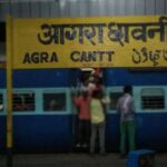 आगरा कैंट रेलवे स्टेशन के प्लेटफार्म पर ट्रेन की लेटलतीफी के चलते डिस्प्ले बोर्ड पर समय देखते और इंतजार करते परेशान रेल यात्री।