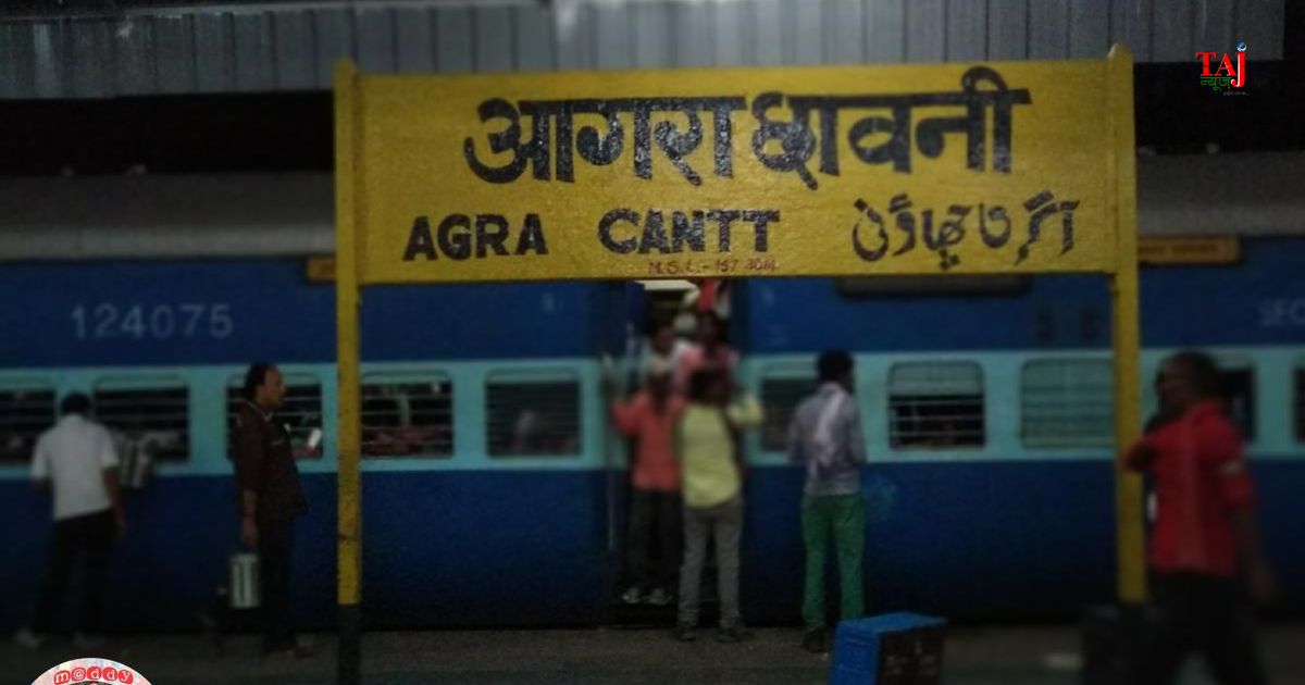 आगरा कैंट रेलवे स्टेशन के प्लेटफार्म पर ट्रेन की लेटलतीफी के चलते डिस्प्ले बोर्ड पर समय देखते और इंतजार करते परेशान रेल यात्री।