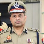 आगरा पुलिस कमिश्नरेट कार्यालय के बाहर खड़े पुलिस वाहन और 39 पुलिसकर्मियों के तबादले की आधिकारिक सूची।