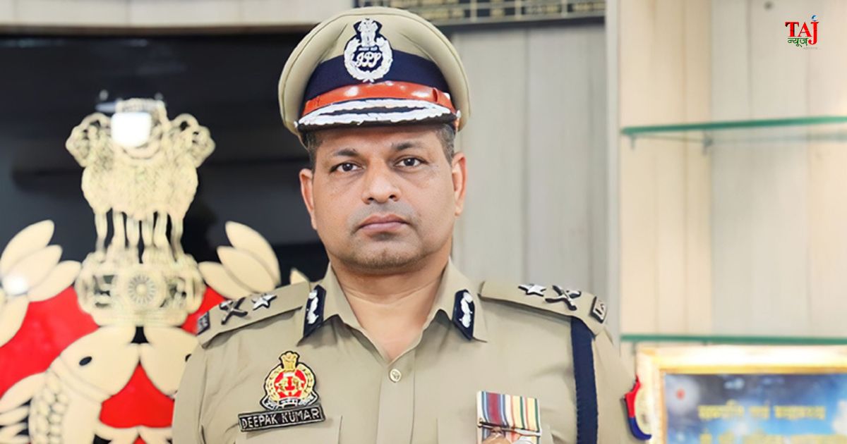 आगरा पुलिस कमिश्नरेट कार्यालय के बाहर खड़े पुलिस वाहन और 39 पुलिसकर्मियों के तबादले की आधिकारिक सूची।
