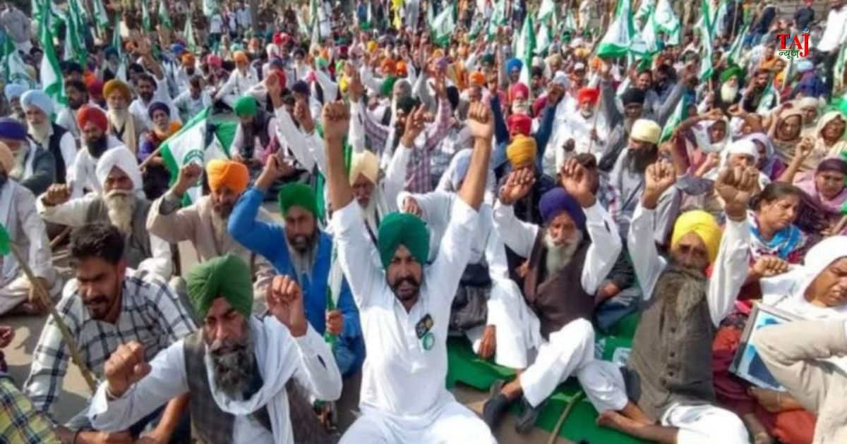 चंडीगढ़-मोहाली बॉर्डर पर संयुक्त किसान मोर्चा के सात दिवसीय पक्के मोर्चे में ट्रैक्टर-ट्रॉलियों और लंगर के साथ पहुंचे किसानों का विरोध प्रदर्शन।