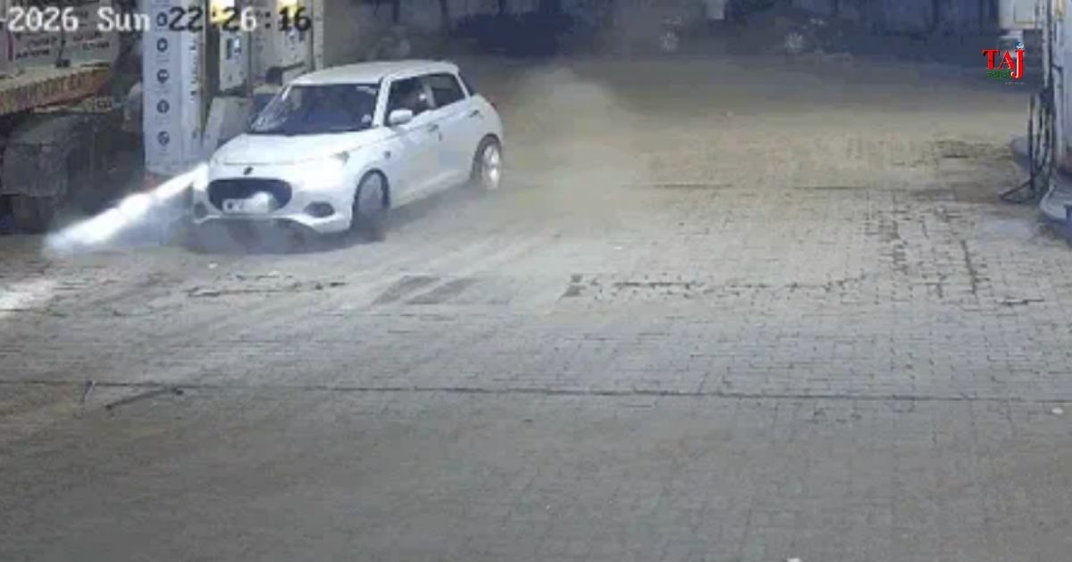 गाजियाबाद के जीटी रोड स्थित पेट्रोल पंप पर कार सीधी लगाने के विवाद में तीन लोगों को कार से कुचलने का मामला और क्षतिग्रस्त मशीनें।