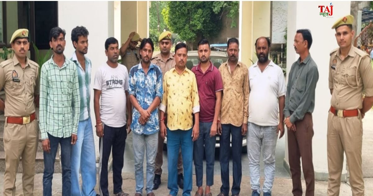 ताजमहल के आसपास पर्यटकों को घेरकर परेशान करने वाले नौ लपकों को पकड़कर कार्रवाई करती आगरा पर्यटन पुलिस टीम।
