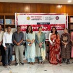 देवभूमि उत्तराखंड विश्वविद्यालय देहरादून में हिन्दी दिवस समारोह के दौरान नुक्कड़ नाटक प्रस्तुत करते छात्र-छात्राएं और मंचासीन अतिथिगण।