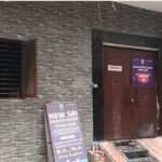 आगरा आवास विकास कॉलोनी सेक्टर-10 में घर में लगी आग में कोचिंग संचालक विनय बोस की मौत के बाद घटनास्थल की जांच करती पुलिस और फोरेंसिक टीम।