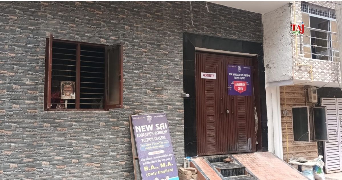 आगरा आवास विकास कॉलोनी सेक्टर-10 में घर में लगी आग में कोचिंग संचालक विनय बोस की मौत के बाद घटनास्थल की जांच करती पुलिस और फोरेंसिक टीम।
