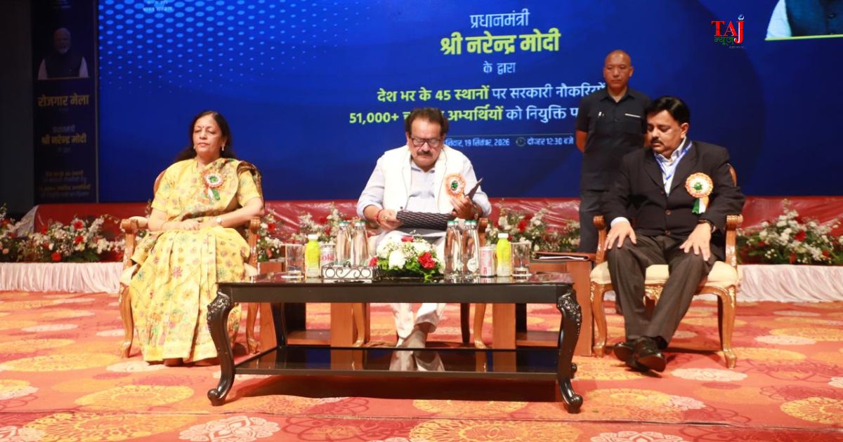 सूर सदन आगरा में आयोजित 20वें राष्ट्रीय रोजगार मेले में 164 अभ्यर्थियों को नियुक्ति-पत्र वितरित करते केंद्रीय राज्य मंत्री प्रो. एसपी सिंह बघेल।