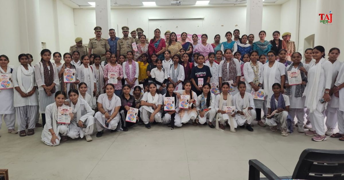 आगरा कैंट स्थित बी.डी. जैन गर्ल्स पीजी कॉलेज में पुलिस अधिकारियों द्वारा साइबर क्राइम जागरूकता कार्यशाला।