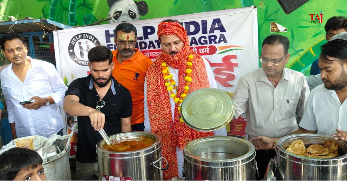 आगरा के रावली मंदिर चौराहे पर हेल्प इंडिया फाउंडेशन द्वारा मात्र एक रुपये में भरपेट भोजन सेवा की शुरुआत।