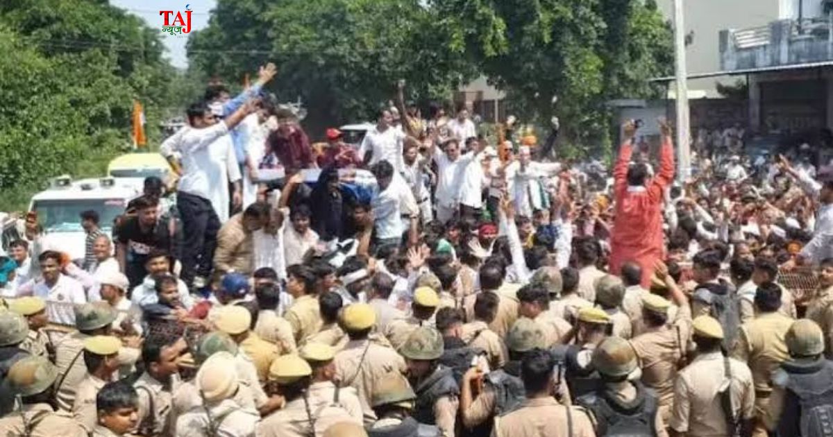 आगरा में यूजीसी नियमों के विरोध में खंदौली मुड़ी चौराहे पर ट्रैक्टर मार्च और यमुना एक्सप्रेसवे पर लगा जाम।