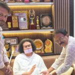 आगरा के धौलपुर हाउस में जैन संत आचार्य लोकेश मुनि को ‘हमारे बुजुर्ग हमारी धरोहर’ पुस्तक भेंट करते लीडर्स आगरा के पदाधिकारी।