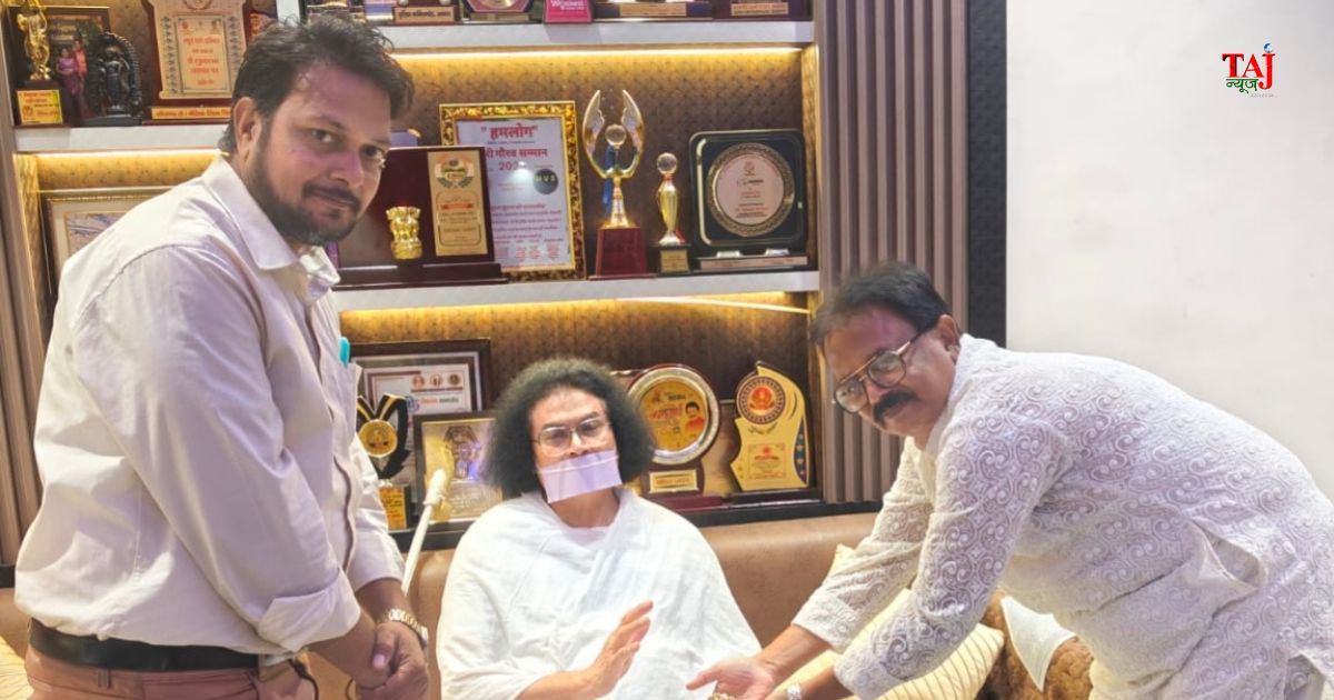 आगरा के धौलपुर हाउस में जैन संत आचार्य लोकेश मुनि को ‘हमारे बुजुर्ग हमारी धरोहर’ पुस्तक भेंट करते लीडर्स आगरा के पदाधिकारी।