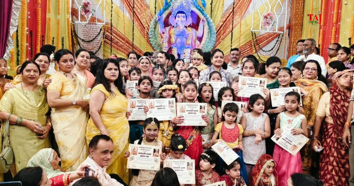 दयालबाग आगरा के गणेश चौक स्थित ऐश्वर्य कॉम्प्लेक्स में राधा-कृष्ण के स्वरूप में सजे बच्चों की मनमोहक प्रस्तुति।