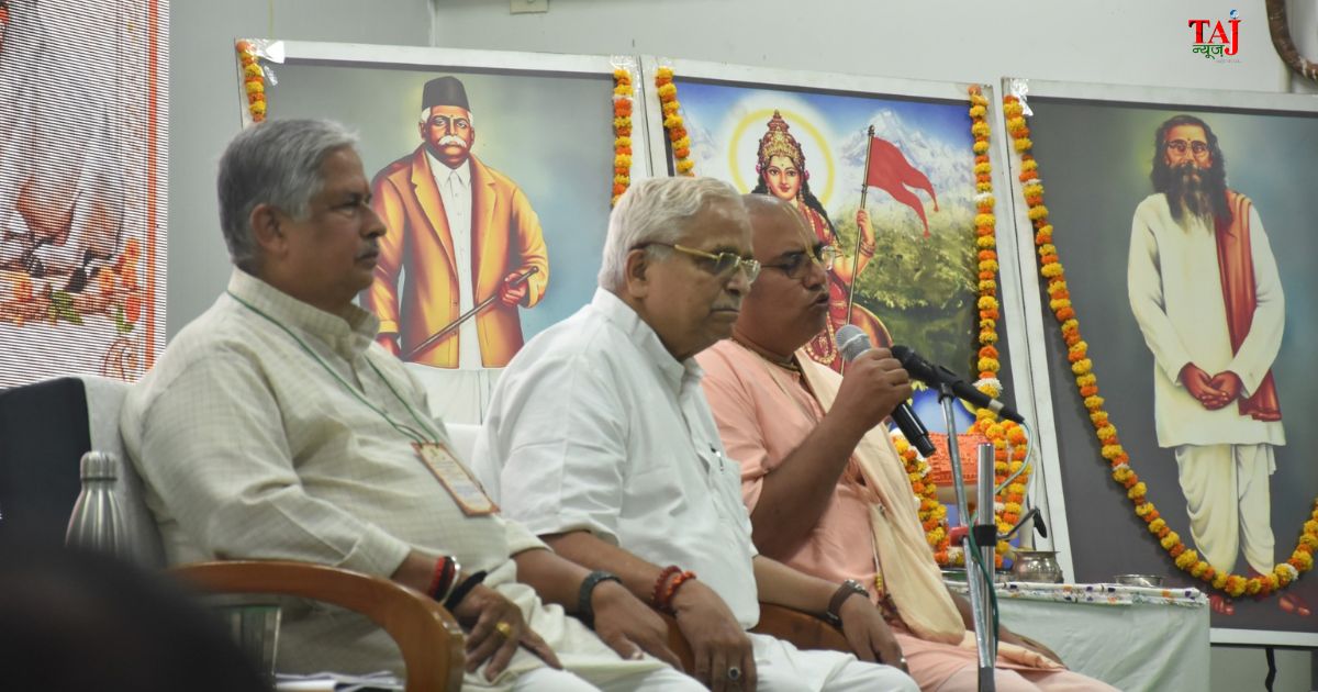 मथुरा के परखम स्थित दीनदयाल गौ विज्ञान अनुसंधान केंद्र में तीन दिवसीय गौशाला संचालक बैठक के समापन सत्र में भैयाजी जोशी का संबोधन।