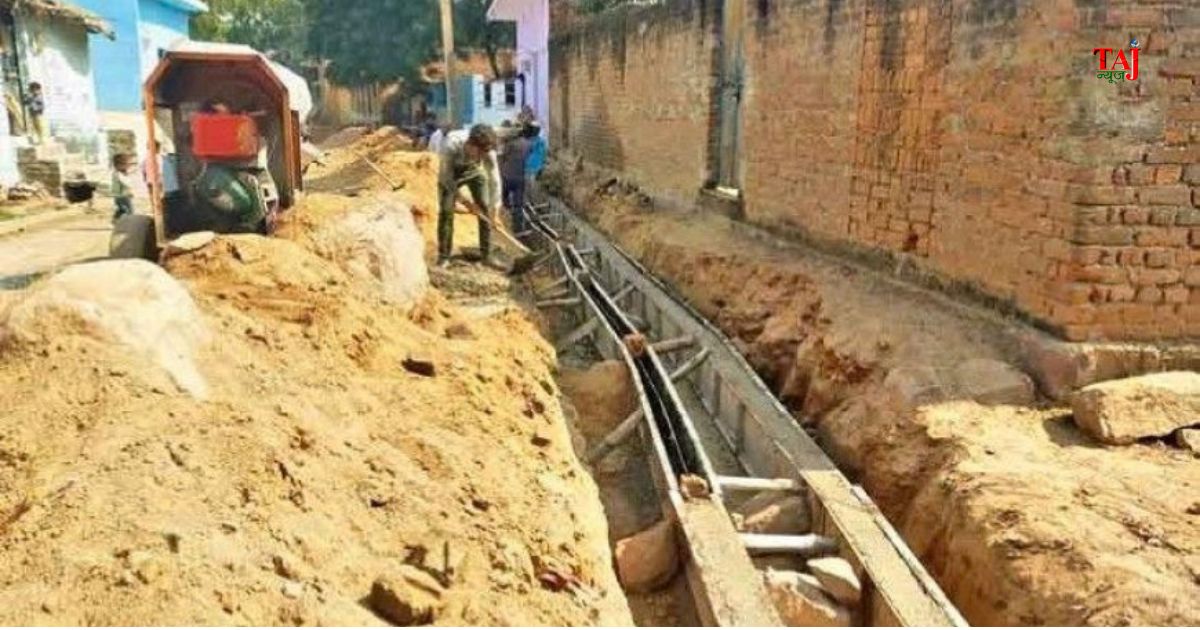 आगरा के सिकंदरा औद्योगिक क्षेत्र में नाला निर्माण के दौरान दीवार ढहने से हुए हादसे का दृश्य।