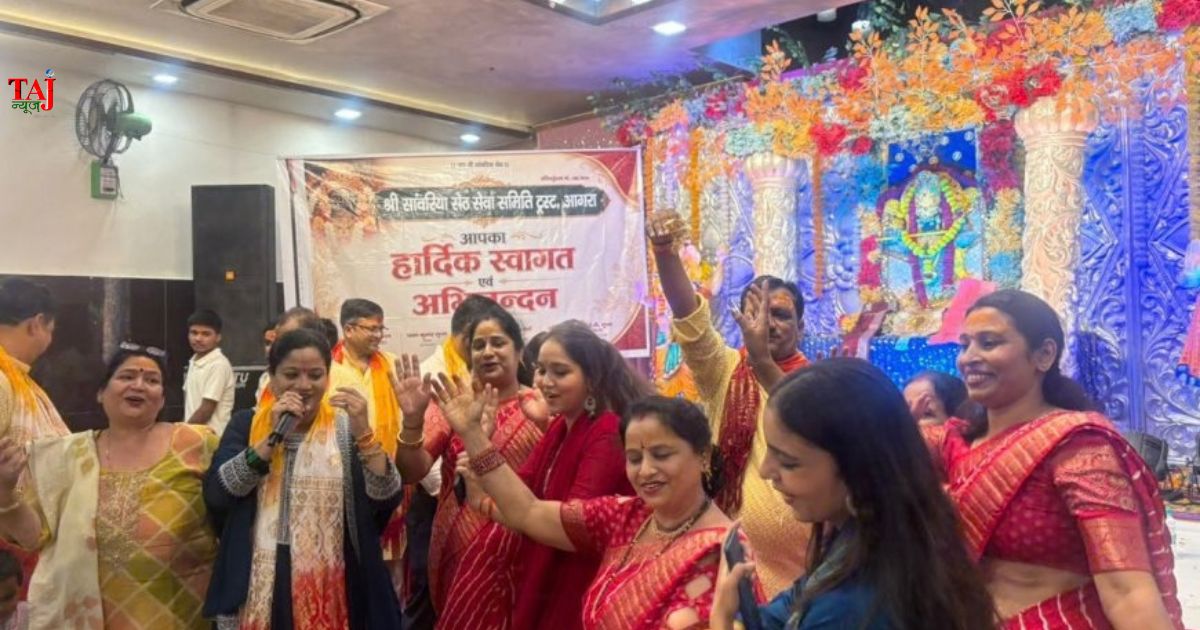 आगरा के जीवनी मंडी स्थित खाटू श्याम मंदिर में सजा सांवरिया सेठ का भव्य दरबार और भजन संध्या।