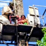 लखनऊ में मुख्यमंत्री आवास के पास पार्क रोड पर जमीन विवाद को लेकर मोबाइल टावर पर चढ़ी आगरा की महिला का रेस्क्यू।