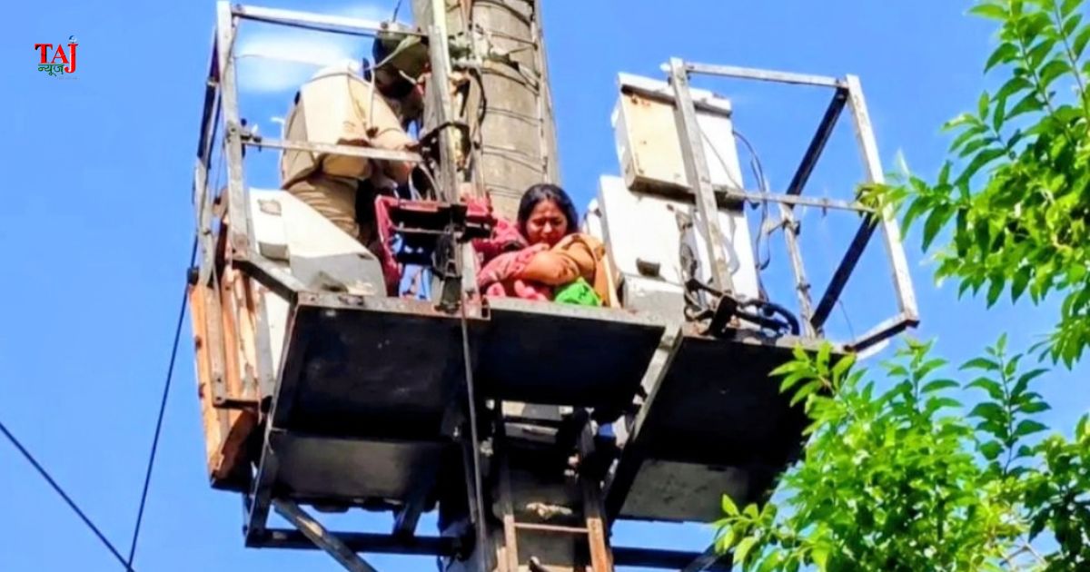 लखनऊ में मुख्यमंत्री आवास के पास पार्क रोड पर जमीन विवाद को लेकर मोबाइल टावर पर चढ़ी आगरा की महिला का रेस्क्यू।