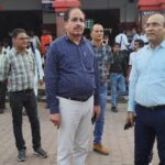 आगरा कैंट स्टेशन का सघन निरीक्षण, यात्री सुविधाओं और सुरक्षा व्यवस्था को बेहतर बनाने के निर्देश आगरा कैंट रेलवे स्टेशन पर डीआरएम के निर्देशन में स्टेशन निदेशक और एसीएम द्वारा सघन निरीक्षण।