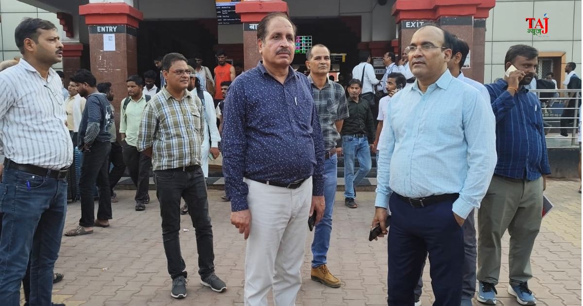 आगरा कैंट रेलवे स्टेशन पर डीआरएम के निर्देशन में स्टेशन निदेशक और एसीएम द्वारा सघन निरीक्षण।