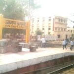 आगरा कैंट स्टेशन पर स्वच्छता अभियान, यात्रियों और वेंडरों को बांटे कपड़े के बैग आगरा कैंट स्टेशन पर स्वच्छता अभियान के दौरान यात्रियों और वेंडरों को कपड़े के बैग वितरित किए गए