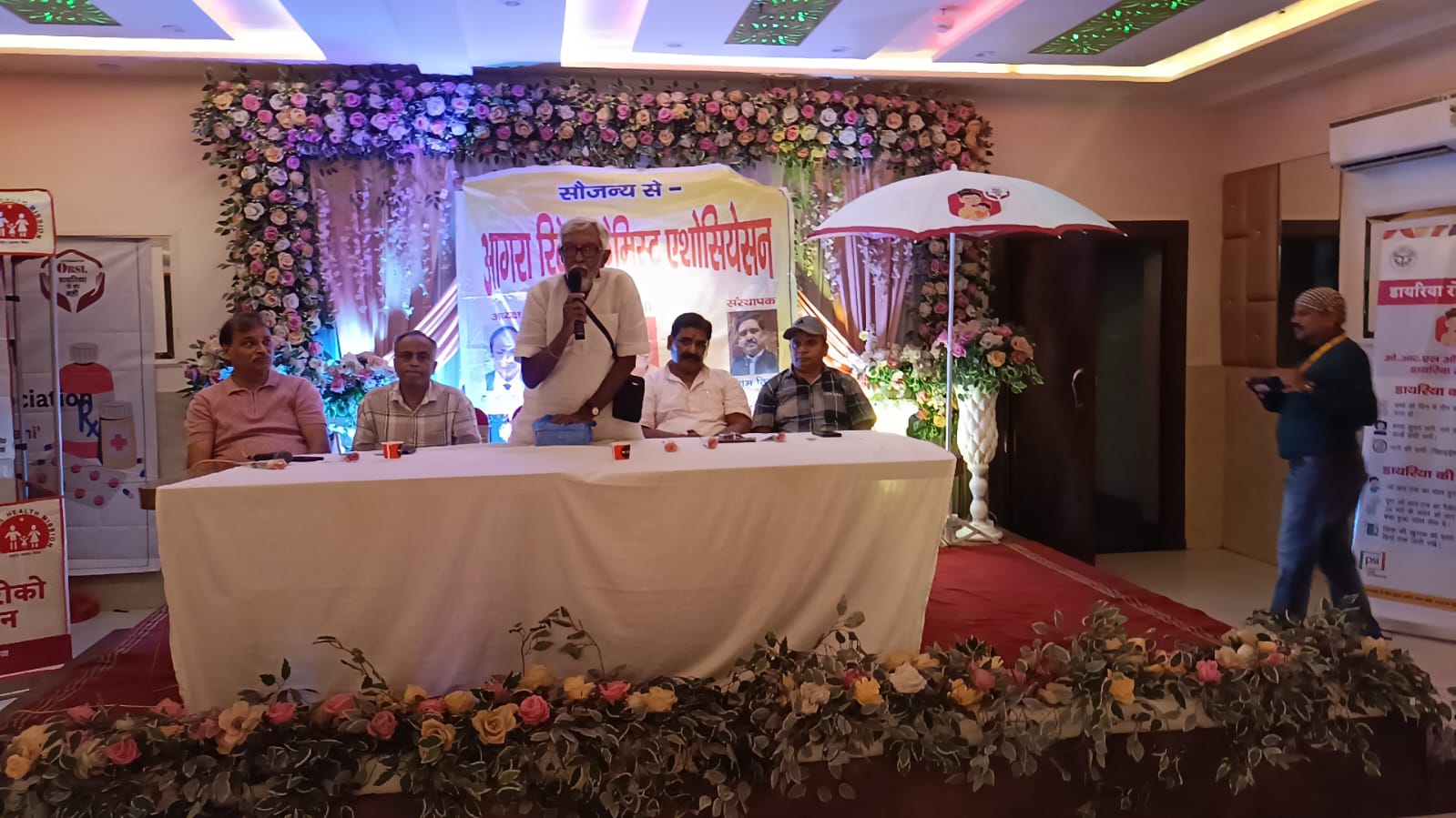 आगरा में दवा विक्रेताओं की मंडलीय बैठक