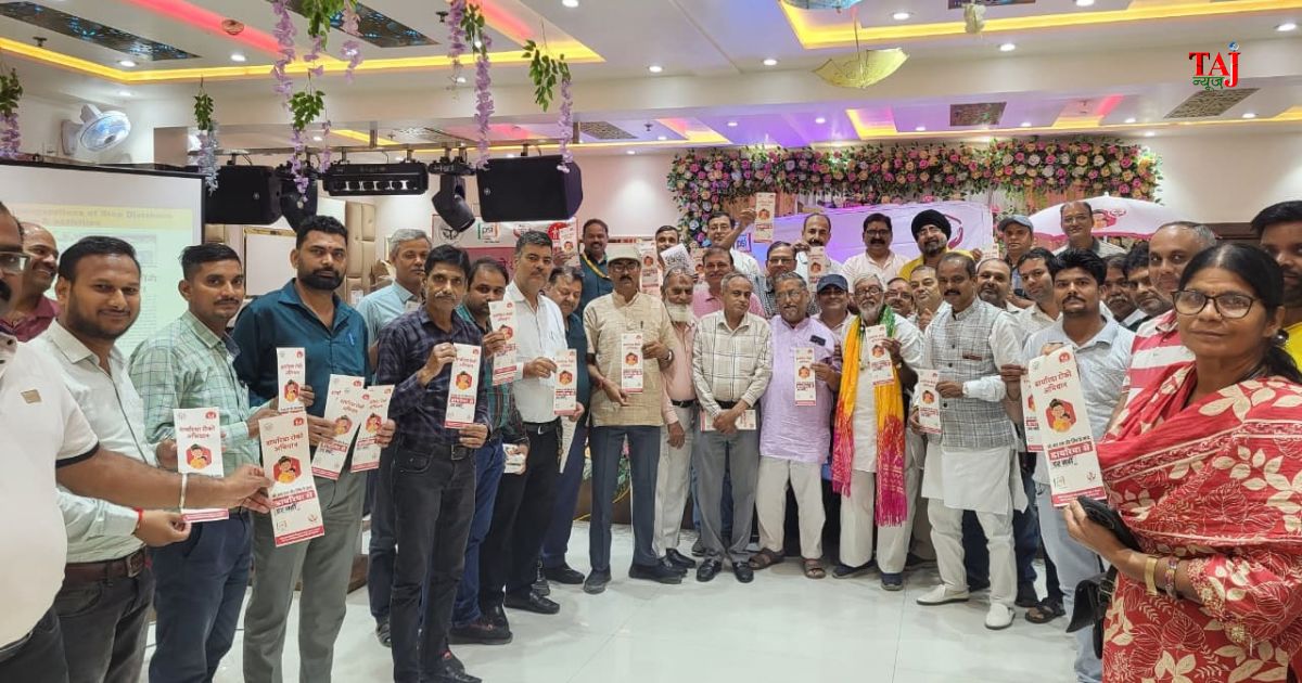 आगरा में रिटेल कैमिस्ट एसोसिएशन की बैठक में उपस्थित विशेषज्ञ रमेश चंद महेश्वरी एवं पदाधिकारी