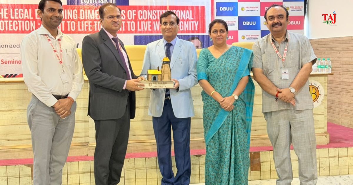 देवभूमि उत्तराखंड यूनिवर्सिटी में विधि सेमिनार के दौरान कानून छात्रों को संबोधित करते जस्टिस सुभाष चन्द
