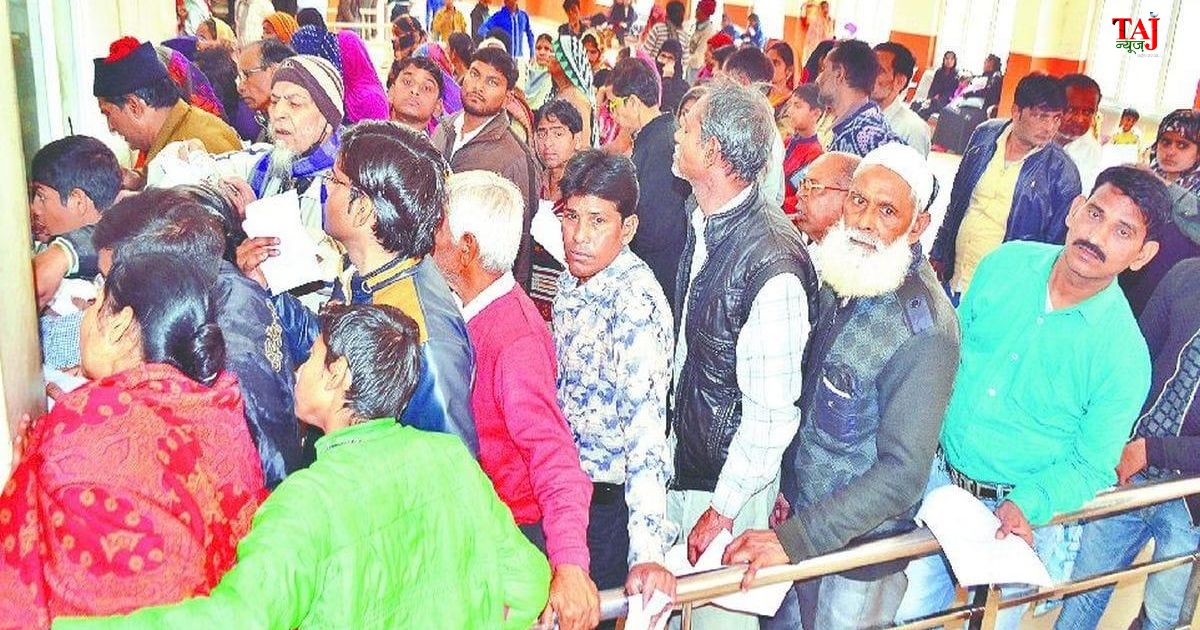 एसएन मेडिकल कॉलेज आगरा की ओपीडी में मरीजों की लंबी कतार और बढ़ती भीड़