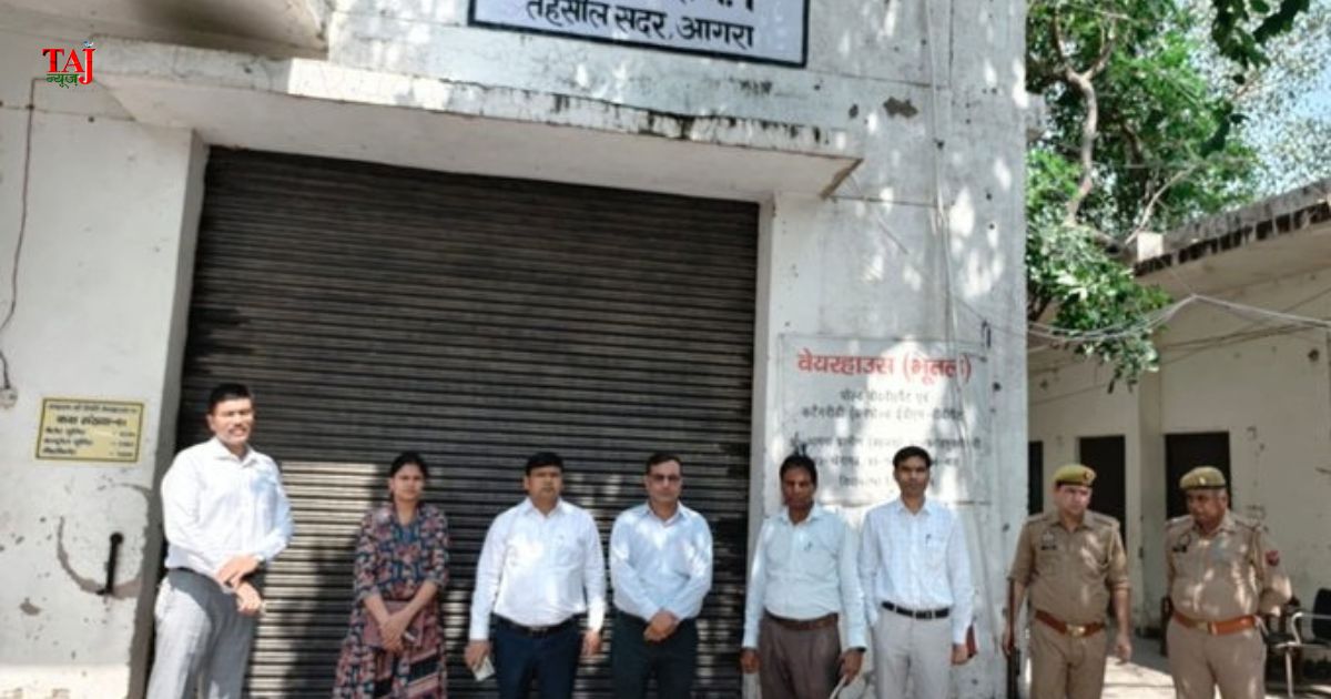 डीएम मनीष बंसल ने आगरा के तहसील सदर स्थित ईवीएम वेयरहाउस का त्रैमासिक निरीक्षण किया