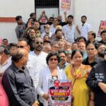 मुख्य चुनाव आयुक्त ज्ञानेश कुमार के खिलाफ आगरा में कांग्रेस का विरोध प्रदर्शन, नम्रता दान काले कपड़ों में शामिल