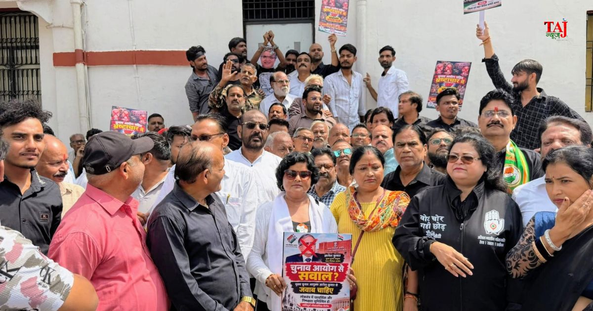मुख्य चुनाव आयुक्त ज्ञानेश कुमार के खिलाफ आगरा में कांग्रेस का विरोध प्रदर्शन, नम्रता दान काले कपड़ों में शामिल