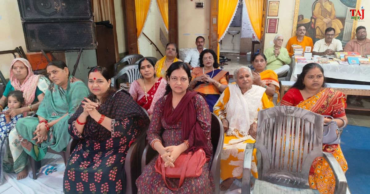 आगरा के आर्य समाज नाई की मंडी में श्रीकृष्ण जन्मोत्सव पर संबोधन देते विद्वान आचार्य ब्रजेश और उपस्थित श्रद्धालु।