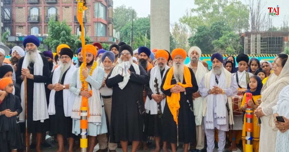 आगरा के ऐतिहासिक गुरुद्वारा गुरु का ताल में दो साल की कार सेवा के बाद तैयार भव्य दर्शन ड्योढ़ी का लोकार्पण करते संत बाबा प्रीतम सिंह व संगत।