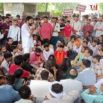 आगरा के कुबेरपुर में यूजीसी बिल वापसी की मांग को लेकर स्वर्ण समाज द्वारा आयोजित महापंचायत में जुटे लोग।