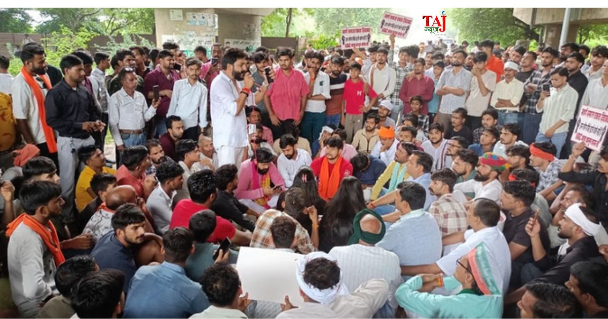 आगरा के कुबेरपुर में यूजीसी बिल वापसी की मांग को लेकर स्वर्ण समाज द्वारा आयोजित महापंचायत में जुटे लोग।