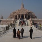 राम मंदिर के नए सीईओ की पहली कसौटी: श्रद्धालुओं का भरोसा और व्यवस्था, एक हजार कर्मचारियों को अनुशासन का पाठ अयोध्या में राम मंदिर के नवनियुक्त मुख्य कार्यकारी अधिकारी (सीईओ) जितेंद्र मिश्र ट्रस्ट कार्यालय में अधिकारियों और कर्मचारियों से संवाद करते हुए।