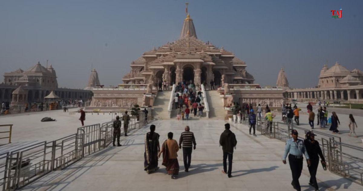 अयोध्या में राम मंदिर के नवनियुक्त मुख्य कार्यकारी अधिकारी (सीईओ) जितेंद्र मिश्र ट्रस्ट कार्यालय में अधिकारियों और कर्मचारियों से संवाद करते हुए।