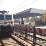 आगरा कैंट रेलवे स्टेशन के प्लेटफॉर्म नंबर-5 पर साबरमती एक्सप्रेस और प्लेटफॉर्म के बीच फंसे यात्री को बचाती जीआरपी क्यूआरटी टीम।
