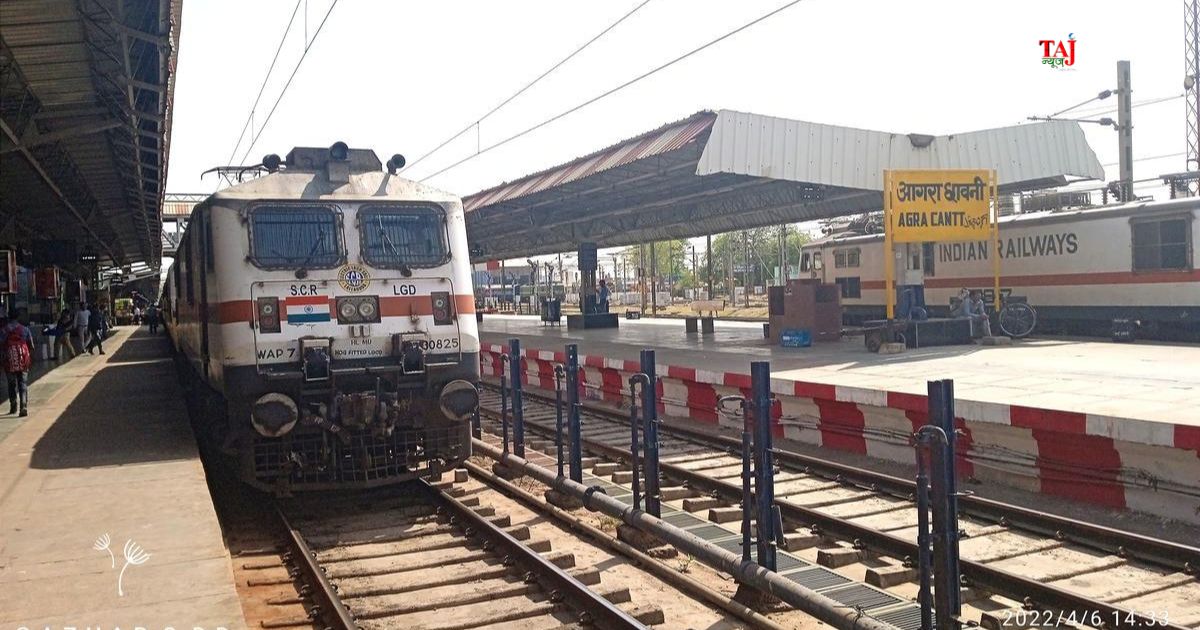 आगरा कैंट रेलवे स्टेशन के प्लेटफॉर्म नंबर-5 पर साबरमती एक्सप्रेस और प्लेटफॉर्म के बीच फंसे यात्री को बचाती जीआरपी क्यूआरटी टीम।