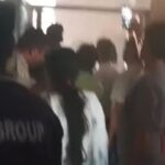 नगर निगम के टैक्स रिकॉर्ड रूम में आग, जल गए संपत्तियों के अहम दस्तावेज; रिकॉर्ड की सुरक्षा पर सवाल आगरा नगर निगम के कमरा नंबर 101 स्थित टैक्स विभाग के रिकॉर्ड रूम में आग लगने के बाद जले हुए दस्तावेज और जांच करते अधिकारी।