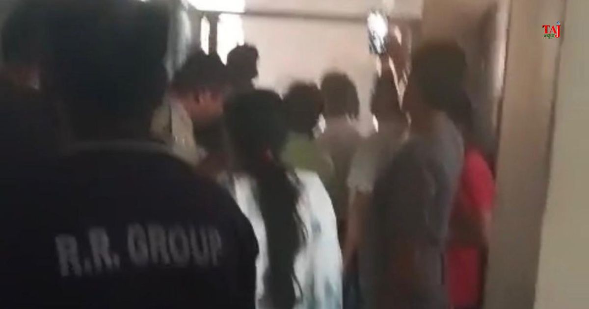 आगरा नगर निगम के कमरा नंबर 101 स्थित टैक्स विभाग के रिकॉर्ड रूम में आग लगने के बाद जले हुए दस्तावेज और जांच करते अधिकारी।