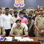 सिद्धार्थनगर में ई-रिक्शा चालक हरिश्चंद्र हत्याकांड का खुलासा करते हुए पुलिस टीम और गिरफ्तार आरोपी।