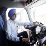 अमेरिका में ‘मिस्टर सिंह’ वाले विज्ञापन पर बवाल, सरकार ने हटाया पोस्ट; भारतीय-अमेरिकी और सिख संगठनों ने बताया नस्लवादी अमेरिकी गृह सुरक्षा विभाग (DHS) के विवादित ‘मिस्टर सिंह’ सोशल मीडिया विज्ञापन और भारतीय-अमेरिकी समुदाय के विरोध का दृश्य।