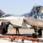 रूस का Su-57 कितना ताकतवर? भारत को क्यों दे रहा पांचवीं पीढ़ी के फाइटर का ऑफर, क्या मिलेगा टेक्नोलॉजी ट्रांसफर का फायदा रूसी वायुसेना का पांचवीं पीढ़ी का स्टील्थ फाइटर जेट सुखोई Su-57E हवा में करतब दिखाते हुए।