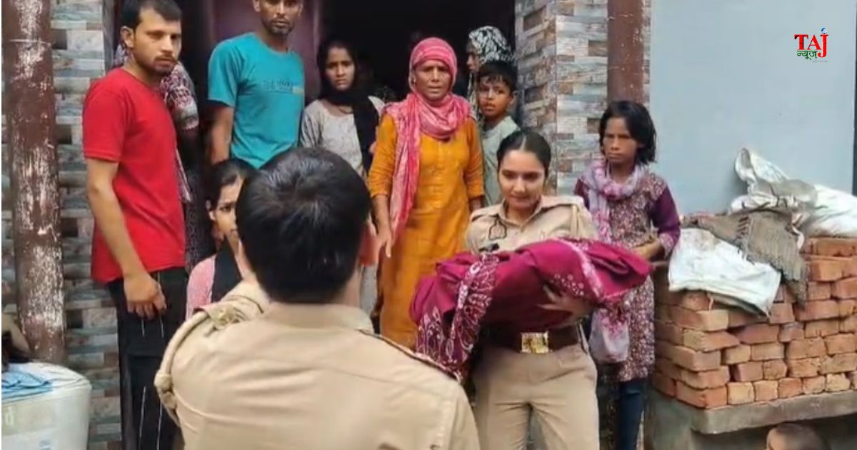 बागपत के लुहारा गांव में घरेलू विवाद के दौरान बच्ची की मौत और मां पर कैंची से हमले के मामले की जांच करती पुलिस।