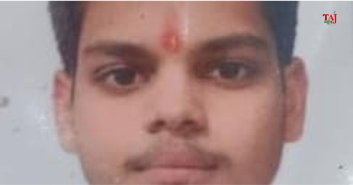आगरा के मलपुरा क्षेत्र के धनौली चौकी के पास नाले में 17 वर्षीय शिवम का शव मिलने के बाद जांच करती पुलिस।