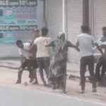 आगरा के बेलनगंज में रामबाबू पराठा वाले के पास सड़क पर दो युवकों से मारपीट का सोशल मीडिया पर वायरल वीडियो।