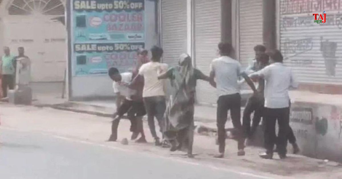 आगरा के बेलनगंज में रामबाबू पराठा वाले के पास सड़क पर दो युवकों से मारपीट का सोशल मीडिया पर वायरल वीडियो।