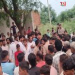 मथुरा के शेरगढ़ क्षेत्र के सियारा गांव में 11 हजार वोल्ट की हाईटेंशन लाइन से बोरिंग मशीन छूने के बाद हुए हादसे की जांच में जुटी पुलिस।
